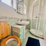Large Space On 2 Levels With Own Roof In Townhouse 게스트하우스 슬리에마