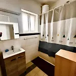 게스트하우스 Large Space On 2 Levels With Own Roof In Townhouse 슬리에마