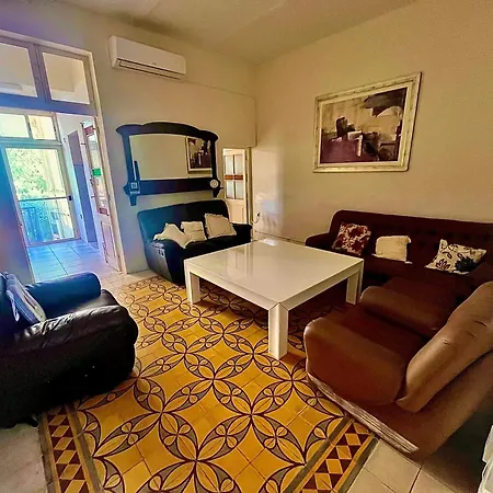 Pensión Large Space On 2 Levels With Own Roof In Townhouse Sliema